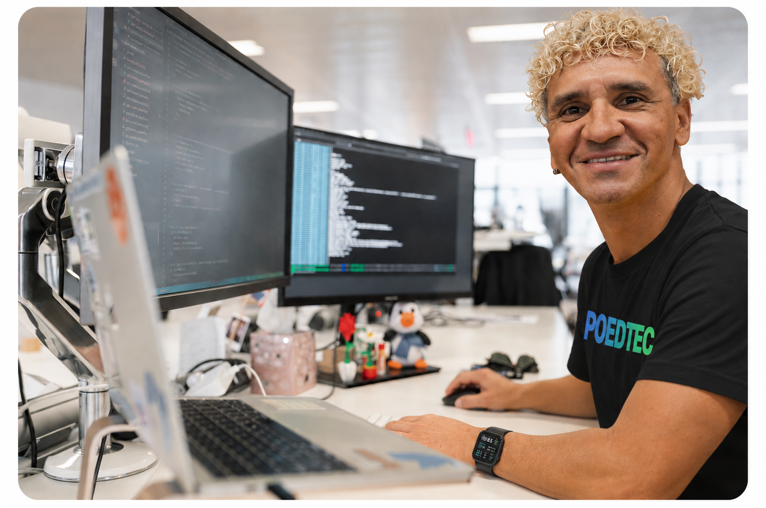 Vanderli desenvolvendo sistemas, trabalhando com múltiplos monitores